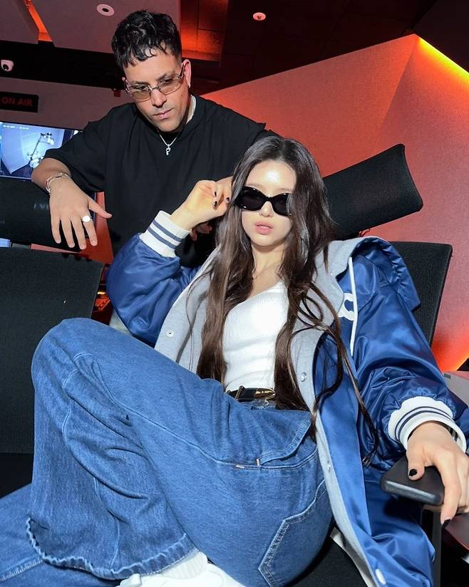 뉴진스 다니엘이 이모셔널 오렌지스 멤버 아자드와 찍은 사진. "곧 나올 예정이니 조금만 기다려 달라"는 글과 함께 올라왔다. /사진=SNS 갈무리