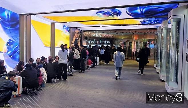 롯데면세점은 이번 1분기 매출은 6369억원, 영업이익 153억원을 올렸다. 매출은 전년 동기 대비 22.3% 줄었으나 영업이익은 2023년 2분기 이후 7분기 만에 흑자 전환에 성공했다. 김동하 대표가 취임한지 1분기 만에 이뤄낸 성과다. 20일 롯데면세점 명동점에 입장하기 위해 이른 아침부터 대기하고 있는 외국인 관광객들. /사진=황정원 기자
