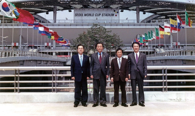 지난 2002년 서울월드컵경기장 준공식 후 고건(왼쪽 두 번째) 서울시장과 김종훈(〃 네 번째) 한미글로벌 회장이 기념촬영을 하고 있다. 한미글로벌 제공
