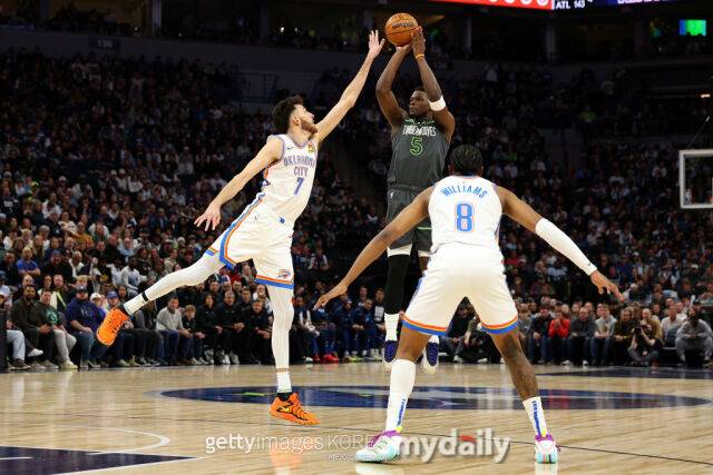 오클라호마시티 썬더와 맞붙는 미네소타 팀버울브스 앤서니 에드워즈. /게티이미지코리아