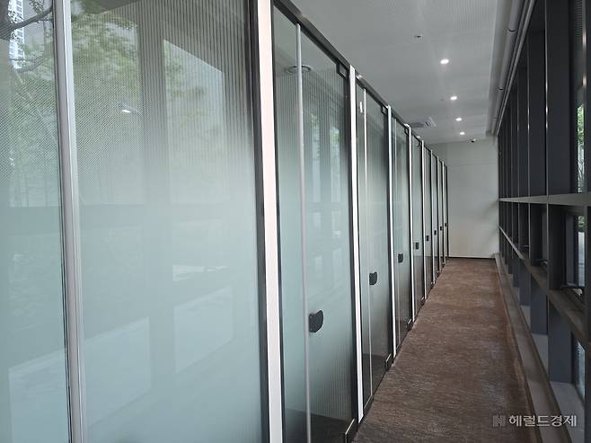 메이플자이 ‘클럽 자이안’에 자리한 1인용 독서실. 홍승희 기자