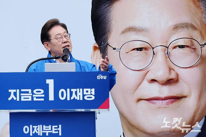 이재명 더불어민주당 대선 후보가 19일 서울 영등포구 타임스퀘어 광장에서 열린 선거유세에서 지지를 호소하고 있다. 윤창원 기자