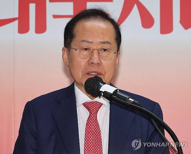 (서울=연합뉴스) 류영석 기자 = 국민의힘 대선 후보 2차 경선에서 탈락한 홍준표 후보가 29일 서울 여의도 대하빌딩 선거 캠프 사무실에서 정계 은퇴 의사를 밝히고 있다. 2025.4.29 ondol@yna.co.kr 연합뉴스
