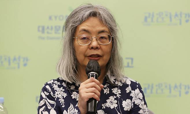 소설가 다와다 요코가 19일 서울 종로구 교보빌딩에서 열린 기자간담회에서 취재진의 질문에 답하고 있다. 연합뉴스