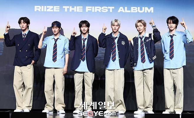 그룹 라이즈가 19일 서울 용산구 한남동 블루스퀘어에서 열린 첫 정규 앨범 'ODYSSEY(오디세이)'의 쇼케이스에 참석해 포즈를 취하고 있다. 한윤종 기자