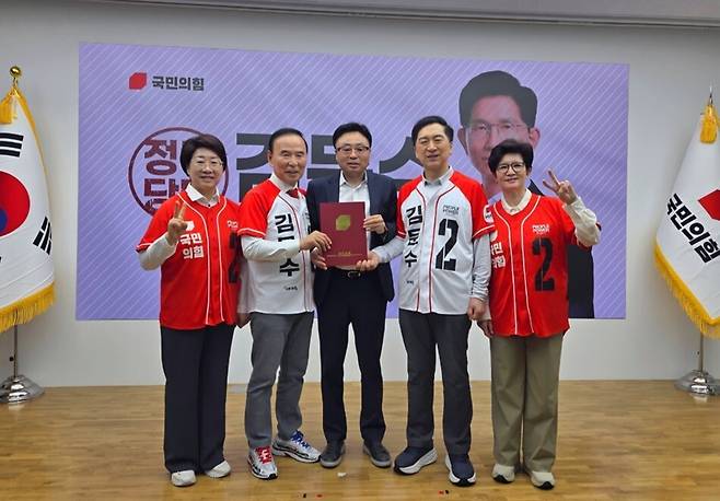 최병욱(가운데) 전 국토교통부노동조합 위원장은 국민의힘 중앙선거대책위원회 김문수 대통령후보 직속 지방살리기특별위원회 기회발전특구지원 위원장으로 임명돼 본격적인 활동에 나섰다. 최병욱 전 국토교통부노동조합 위원장 제공