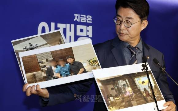 노종면 더불어민주당 의원이 19일 오후 서울 여의도 중앙당사에서 지귀연 서울중앙지법 부장판사의 ‘룸살롱 접대’ 의혹 관련 사진을 공개하고 있다. 2025.5.19 안주영 전문기자