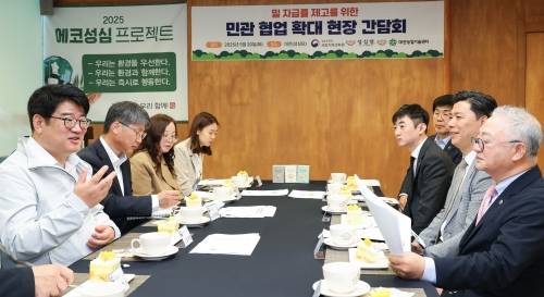 권재한 농촌진흥청장이 20일 대전 중구 성심당 본점에서 국산 밀 제품 개발을 위한 상생협력 방안 등을 논의하고 있다. 농촌진흥청 제공