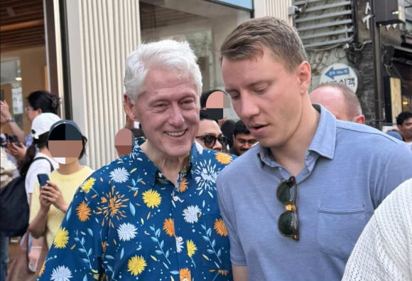 인사동에서 목격된 빌 클린턴 - 빌 클린턴 전 미국 대통령이 한국을 방문 중인 것으로 전해졌다. 20일 정부 소식통에 따르면 클린턴 전 대통령은 최근 비공개로 한국을 찾았다. 이날 SNS에는 클린턴 전 대통령을 광화문 등지에서 목격했다는 글이 다수 게시되기도 했다. 사진은 지난 18일 인사동에서 목격된 클린턴 전 대통령. 2025.5.20 연합뉴스(김예림씨 제공)