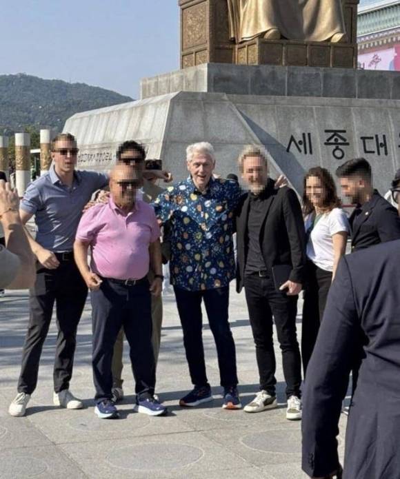 빌 클린턴 전 미국 대통령이 한국을 방문 중인 것으로 전해졌다. 20일 정부 소식통에 따르면 클린턴 전 대통령은 최근 비공개로 한국을 찾았다. 이날 SNS에는 클린턴 전 대통령을 광화문 등지에서 목격했다는 글이 다수 게시되기도 했다. 사진은 광화문 세종대왕상 앞에서 기념 촬영 중인 클린턴 전 대통령. 2025.5.20 소셜미디어 스레드