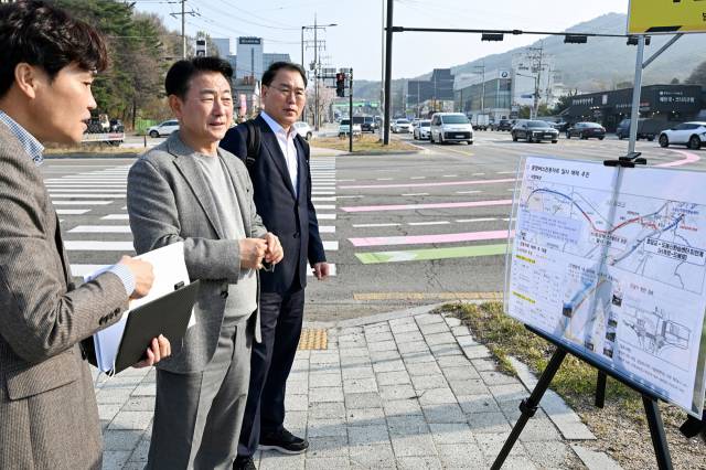 김동근 의정부시장이 4월 16일 신평화로 중앙버스전용차로 해제 후 현장 점검을 하고 있다. 사진 제공=의정부시