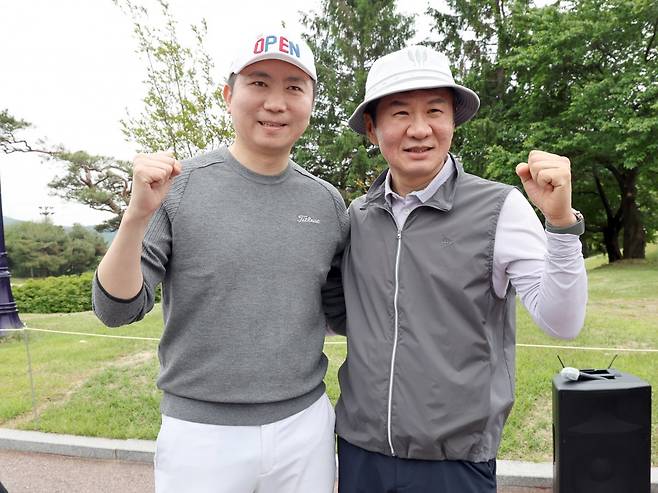 정몽규 대한축구협회 회장(오른쪽)과 유승민 대한체육회장이 19일 경기도 용인 코리아CC에서 개최된 ‘2025 축구인 골프대회’에서 어깨동무를 하며 환하게 웃고 있다. 용인|사진공동취재단