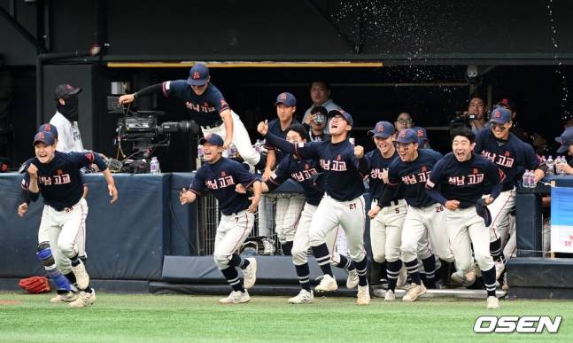 성남고 선수단이 19일 목동야구장에서 펼쳐진 유신고와 황금사자기 결승전에서 우승 직후 기뻐하고 있다.