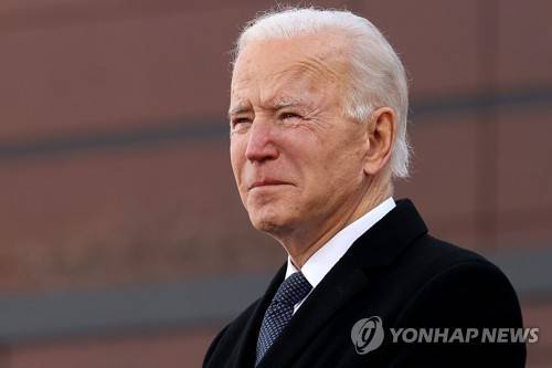 델라웨어서 고별 연설하는 바이든 얼굴에 흐르는 눈물 (뉴캐슬 AFP/Getty=연합뉴스) 제46대 미국 대통령 취임을 하루 앞둔 조 바이든 당선인이 19일(현지시간) 취임식을 위해 워싱턴DC로 떠나기 직전 델라웨어주 뉴캐슬의 주 방위군 사령부 야외에서 진행된 고별 연설 도중 울컥해 눈물을 흘리고 있다. 2021.1.20