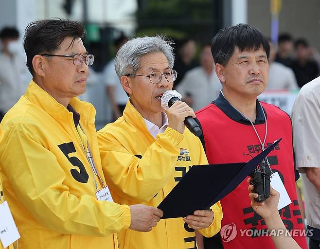 권영국 후보, 현대차 울산공장 앞에서 기자회견 (울산=연합뉴스) 김용태 기자 = 민주노동당 권영국 대선 후보가 19일 울산시 북구 현대자동차 울산공장 정문에서 기자회견을 하고 있다. 2025.5.19 yongtae@yna.co.kr