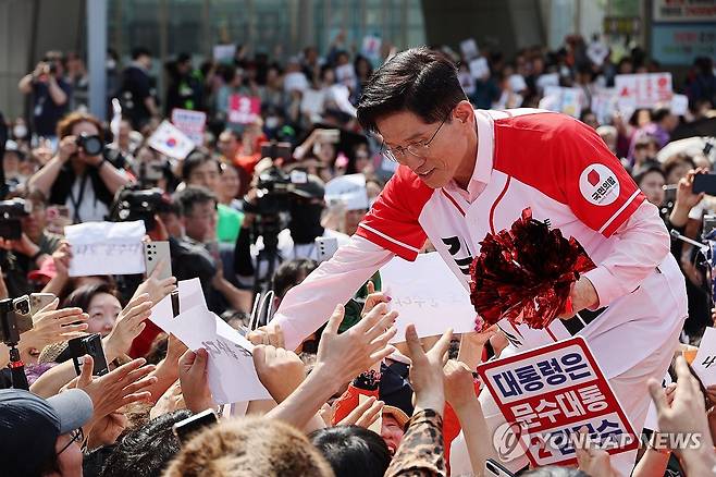 김문수 후보, 고속터미널역 인근서 집중유세 (서울=연합뉴스) 박동주 기자 = 국민의힘 김문수 대선 후보가 20일 서울 서초구 고속터미널역 인근에서 집중유세를 하고 있다. 2025.5.20 pdj6635@yna.co.kr