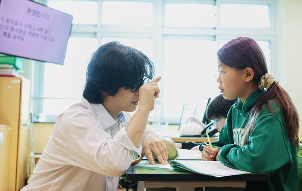 인천서면초 4학년2반 이희천 담임교사가 학생 질문에 설명하고 있다. /인천시교육청 제공