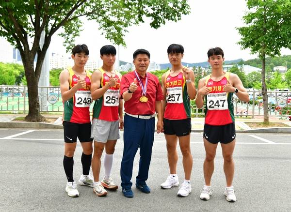 경기체고 육상팀이 400m 계주에서 우승했다. 왼쪽부터 마현서, 박찬영, 김호철 교장, 김도혁, 이민준. /경기체고 제공