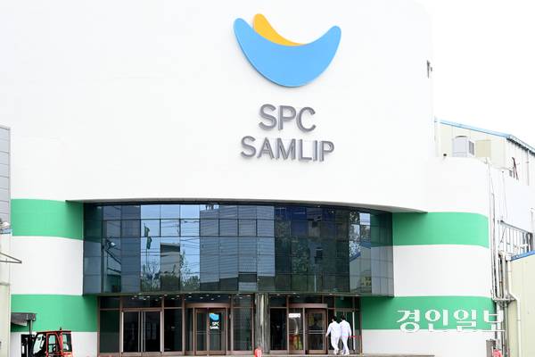 19일 시흥시 소재 SPC삼립 시화공장에서 윤활유를 뿌리는 작업을 하던 중 50대 여성 근로자가 숨지는 사고가 발생했다. 사진은 이날 시흥시 SPC삼립 시화공장 모습. 2025.5.19 /최은성기자 ces7198@kyeongin.com