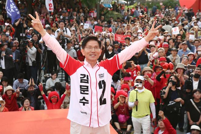 ▲ 국민의힘 김문수 대선 후보가 20일 경기 하남시 스타필드 하남 인근에서 유세를 하고 있다. /연합뉴스