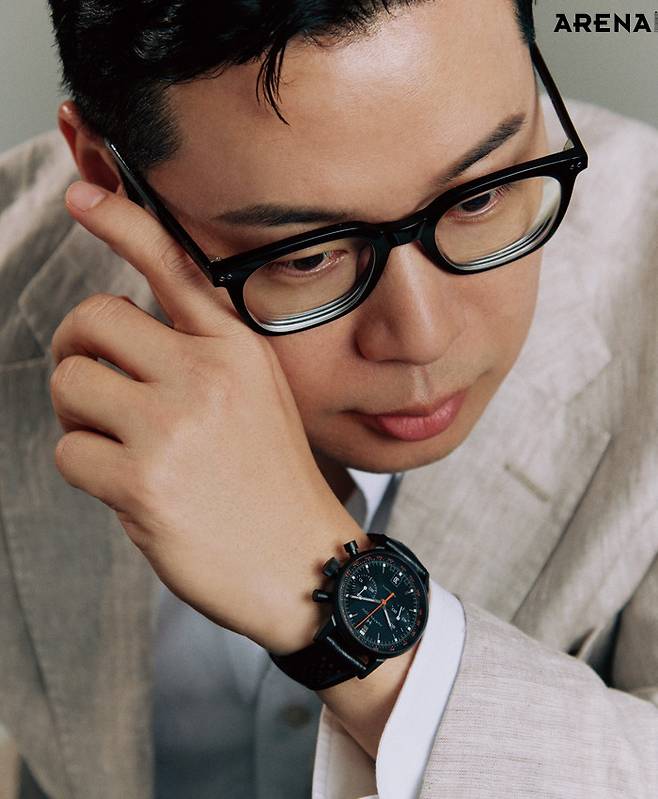 1968년의 오리지널 레이싱 스타일에서 영감을 받은 모델로 올 블랙 40mm PVD 케이스, 다이얼, 퍼포레이티드 스트랩, 선명한 오렌지 컬러 디테일을 특징으로 하는 아메리칸 클래식 인트라매틱 오토크로노 풀 블랙 351만원 해밀턴 제품.