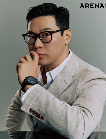 1968년의 오리지널 레이싱 스타일에서 영감을 받은 모델로 올 블랙 40mm PVD 케이스, 다이얼, 퍼포레이티드 스트랩, 선명한 오렌지 컬러 디테일을 특징으로 하는 아메리칸 클래식 인트라매틱 오토크로노 풀 블랙 351만원 해밀턴 제품.