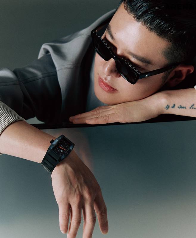 1 코지마 히데오(Kojima Hideo)와 신카와 요지(Shinkawa Yoji), 그리고 해밀턴의 특별한 파트너십으로 탄생한 36x48mm 사이즈의 블랙 PVD 티타늄 모델이자, 2000피스 리미티드 에디션인 아메리칸 클래식 볼튼 데스 스트랜딩 2 리미티드 에디션 214만원 해밀턴 제품.