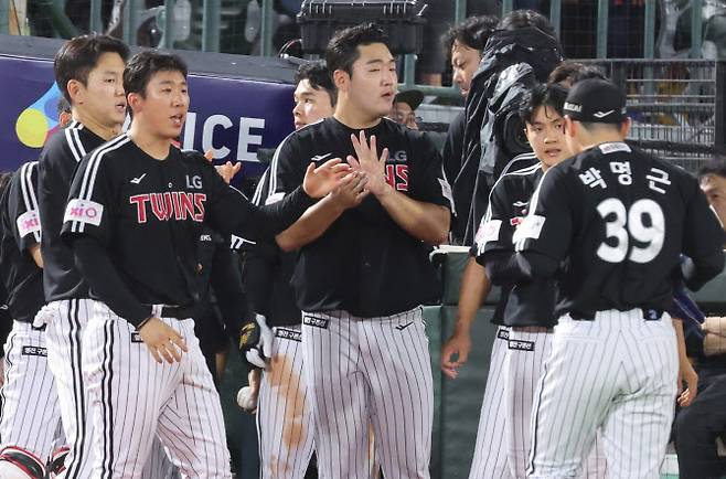 20일 부산 사직야구장에서 열린 프로야구 2025 신한 SOL 뱅크 KBO리그 LG트윈스와 롯데자이언츠 경기. LG 선수들이 6회 말 6실점 후 교체돼 불을 끈 투수 박명근을 격려하고 있다. 사진=연합뉴스