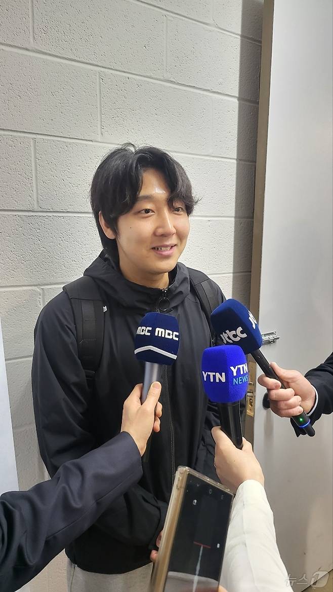 제21대 대선 재외국민투표 첫날인 20일(현지시간) 20대 유학생 정인수 씨가 미국 버지니아주 알렉산드리아 코리안커뮤니티센터에 마련된 투표소에서 투표한 뒤 "탄핵으로 인해 갑작스럽게 대선을 치르는 일이 없길 바란다는 마음을 담아 참여했다"는 소감을 밝히고 있다. ⓒ News1 류정민 특파원