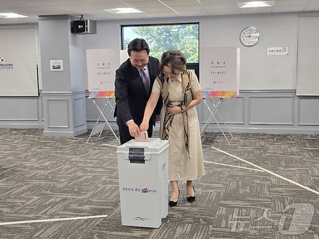 제21대 대선 재외국민투표 첫날인 20일(현지시간) 조현동 주미대사 부부가 버지니아주 알렉산드리아에 소재한 코리안커뮤니티센터에 마련된 재외투표소에서 투표하고 있다. ⓒ News1 류정민 특파원