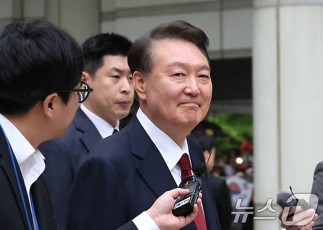 윤석열 전 대통령이 19일 서울 서초구 중앙지방법원에서 열린 내란 우두머리 혐의, 직권남용 권리행사방해 혐의 사건 4차 공판을 마친 뒤 법정을 나서고 있다. 2025.5.19/뉴스1 ⓒ News1 사진공동취재단