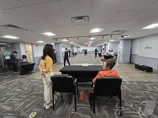 제21대 대선 재외국민투표 첫날인 20일(현지시간) 미국 버지니아주 알렉산드리아에 소재한 코리안커뮤니티센터에 마련된 재외투표소에서 정당 참관인들이 투표를 지켜보고 있다 ⓒ News1 류정민 특파원