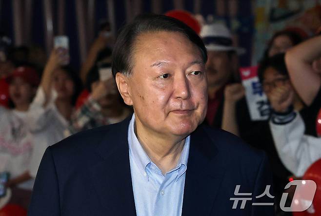 윤석열 전 대통령이 21일 오전 서울 메가박스 동대문에 영화 ‘부정선거, 신의 작품인가’ 관람을 위해 들어서고 있다. 2025.5.21/뉴스1 ⓒ News1 박세연 기자