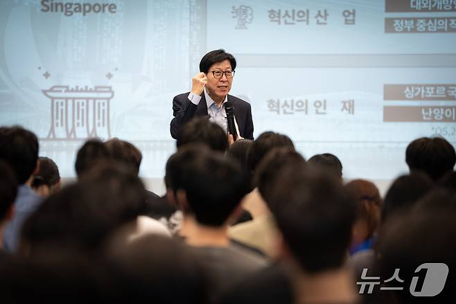 박형준 부산시장이 20일 부산대에서 특강을 하고 있다.(부산시청 제공. 재판매 및 DB 금지)