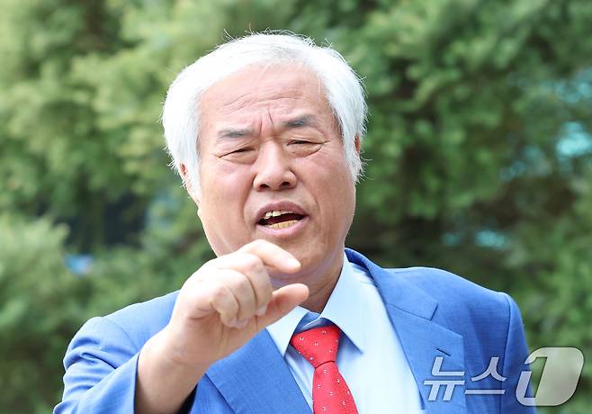 제22대 총선 당시 자유통일당 비례대표 공천 대가로 금전을 요구한 혐의를 받는 전광훈 사랑제일교회 목사가 11일 오후 서울북부지방법원에서 진행된 첫 번째 공판에 출석하기 전 인터뷰를 하고 있다. 2025.4.11/뉴스1 ⓒ News1 권현진 기자