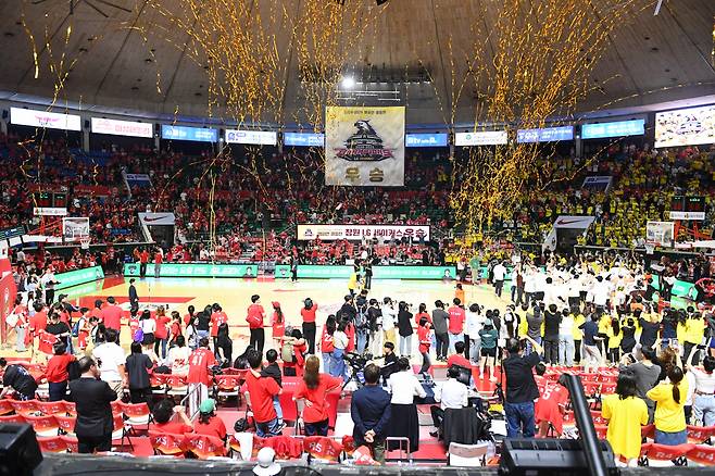 LG의 우승이 확정된 뒤 꽃가루와 함께 축포가 터지고 있다. 사진제공=KBL