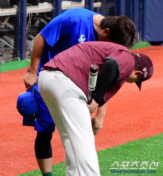 다친 무릎 부위를 보여주는 강민호