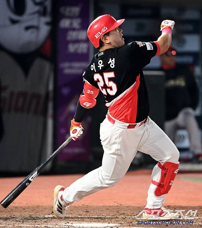 10일 부산 사직야구장에서 열린 KIA와 롯데의 경기, 4회초 1사 1,2루 KIA 이우성이 2타점 2루타를 치고 있다. 부산=허상욱 기자wook@sportschosun.com/2025.04.10/