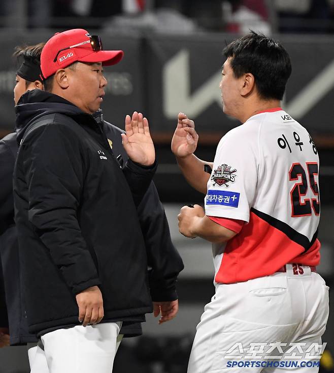 3일 광주 기아챔피언스필드에서 열린 KIA 타이거즈와 삼성 라이온즈의 경기. 승리한 KIA 이범호 감독이 이우성과 기뻐하고 있다. 광주=박재만 기자 pjm@sportschosun.com/2025.04.03/