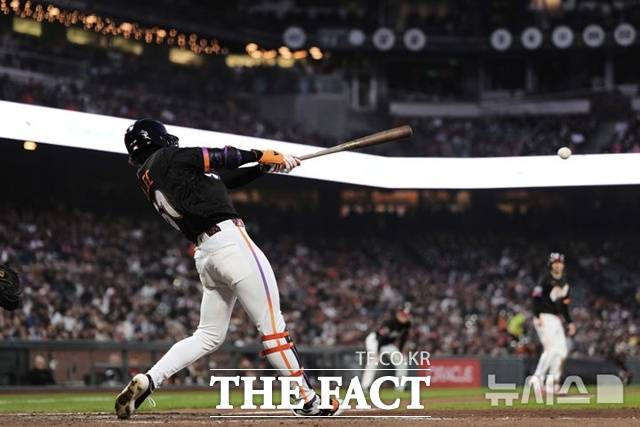 이정후가 21일(한국시간) 캔자스시티전에서 5회말 1타점 중전 적시타를 날리고 있다. /샌프란시스코=AP.뉴시스