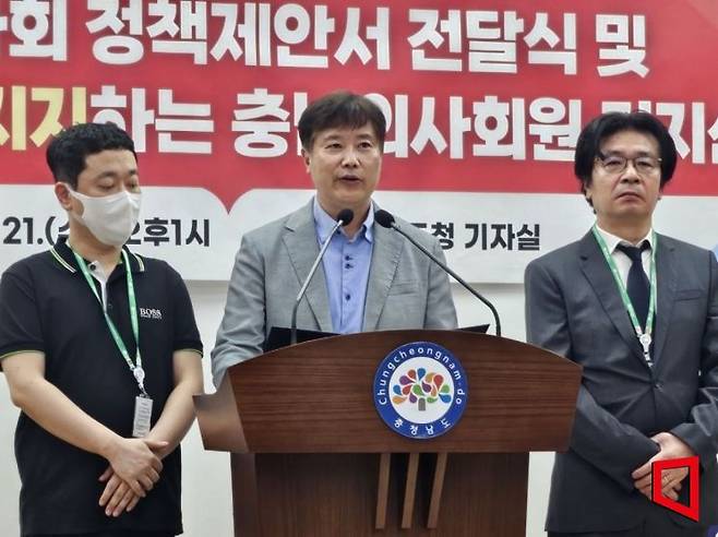 충청남도의사회 130여 명 회원이 21일 충남도청 프레스센터에서 기자회견을 국민의힘 김문수 후보 지지 선언을 하고 있다. /표윤지 기자