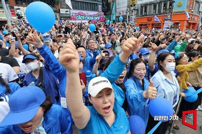 21일 인천 남동구 구월동 로데오광장에서 열린 이재명 더불어민주당 대선 후보의 유세에서 시민들이 환호하고 있다. 2025.5.21 김현민 기자
