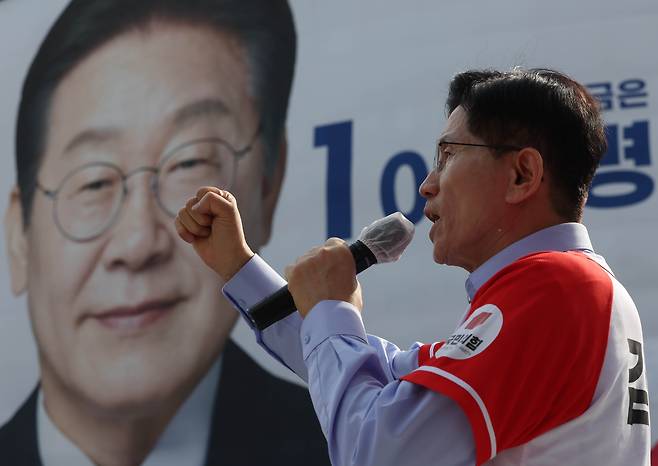 김문수 국민의힘 대선후보가 14일 오후 경남 밀양시 중앙로에서 유세를 하고 있다. / 김지호 기자