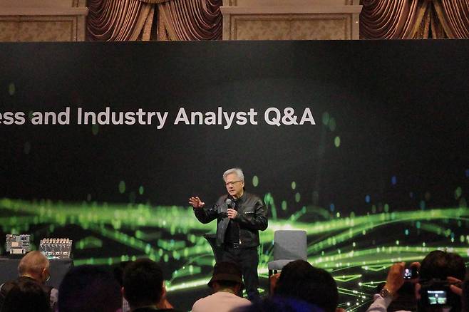 21일 대만 타이베이 만다린 오리엔탈 호텔에서 열린 '글로벌 미디어 Q&A'에 참석한 젠슨 황 엔비디아 CEO가 기자들의 질문에 대답하고 있다./류재민 특파원