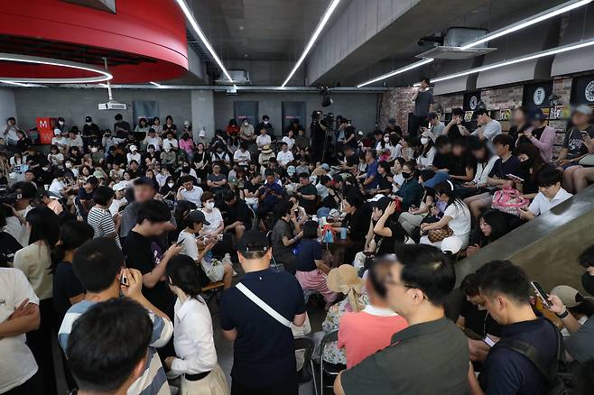 이커머스 기업인 티몬과 위메프의 ‘정산·환불 지연’ 사태가 일파만파로 번진 가운데, 지난해 7월 25일 서울 삼성동 위메프 본사에 피해자 수백 명이 해결책을 요구하며 몰려온 모습. /조선DB