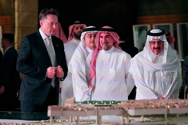 지난 13일(현지 시각) 일론 머스크가 세계문화유산으로 등재된 사우디아라비아 디리야의 아트 투라이프를 방문 중이다. / 로이터=연합뉴스