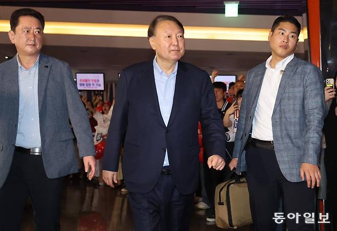 윤석열 전 대통령이 21일 서울 메가박스 동대문에서 영화 ‘부정선거, 신의 작품인가’ 관람을 위해 입장하고 있다.
송은석 기자 silverstone@donga.com