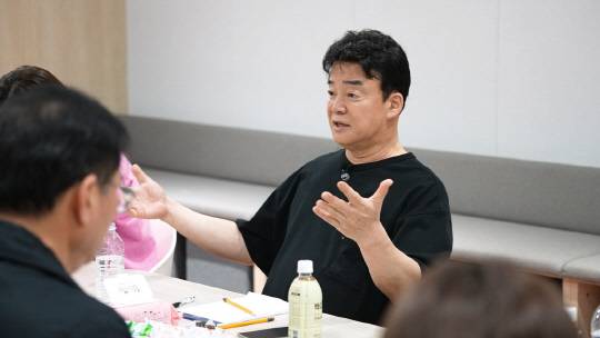 백종원 대표가 가맹점주와 소통하고 있다. 더본코리아 제공