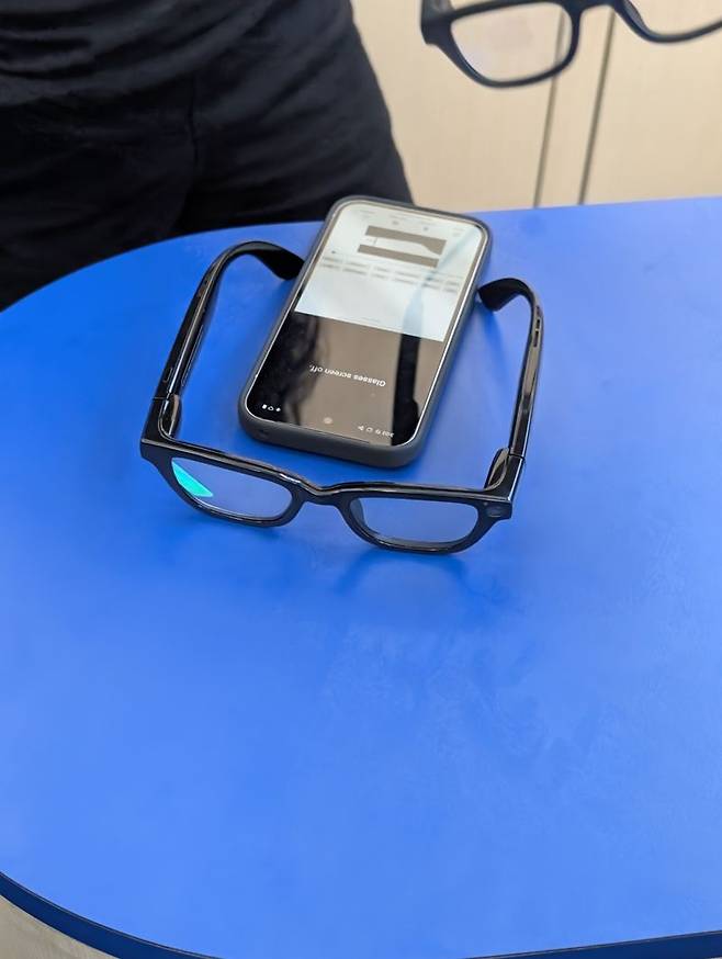 구글이 삼성전자와 손을 잡고 선보인 스마트 글라스. 사진=홍창기 기자