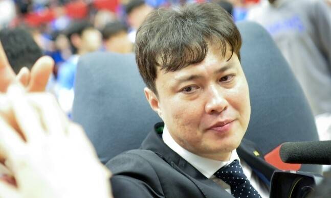 프로농구 수원 케이티(KT) 떠나는 송영진 감독. 한국농구연맹 제공